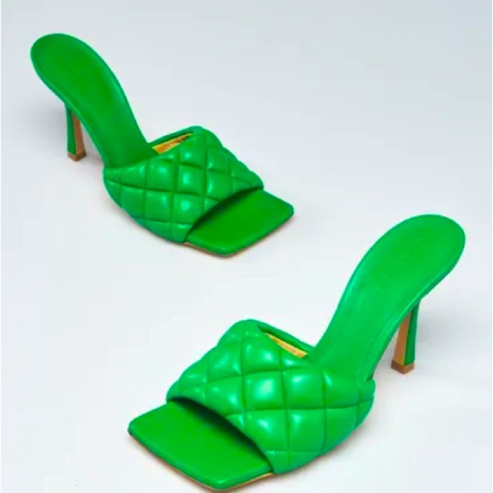 BOTTEGA VENETA
Parakeet Green Quilted Leather Padded Mule Heels Sandals 38 38.5